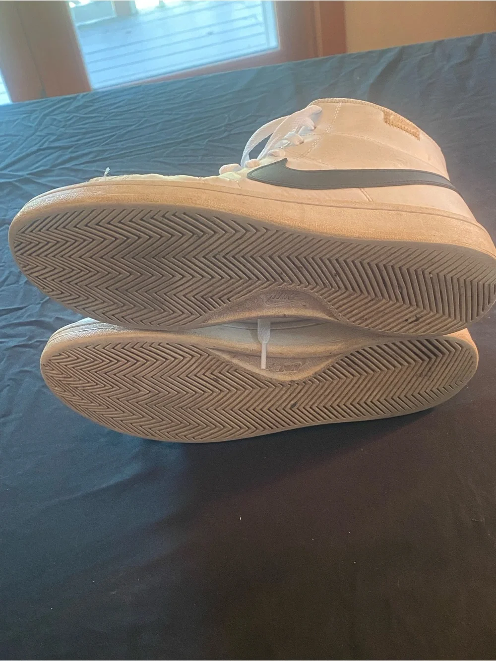 Nike Court Royale 2 Mid Sneakers Mens size 9 CQ9179-100. EUC